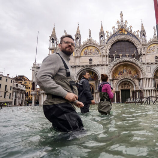 Sea levels rise a Venice sinks